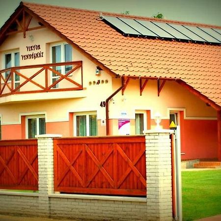 Viktor Vendeghaz Es Apartmanhaz Baktaloranthaza Экстерьер фото