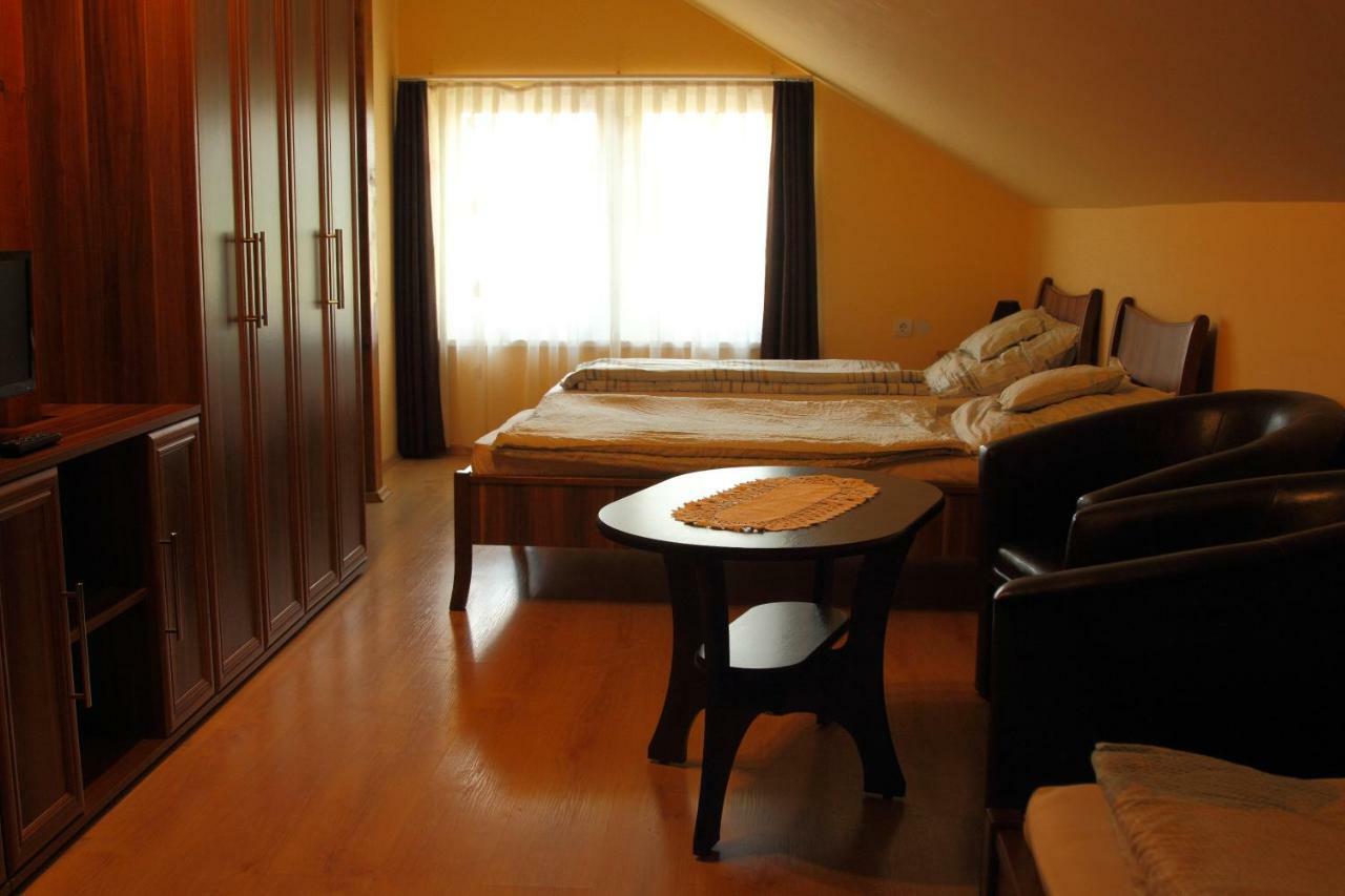 Viktor Vendeghaz Es Apartmanhaz Baktaloranthaza Экстерьер фото