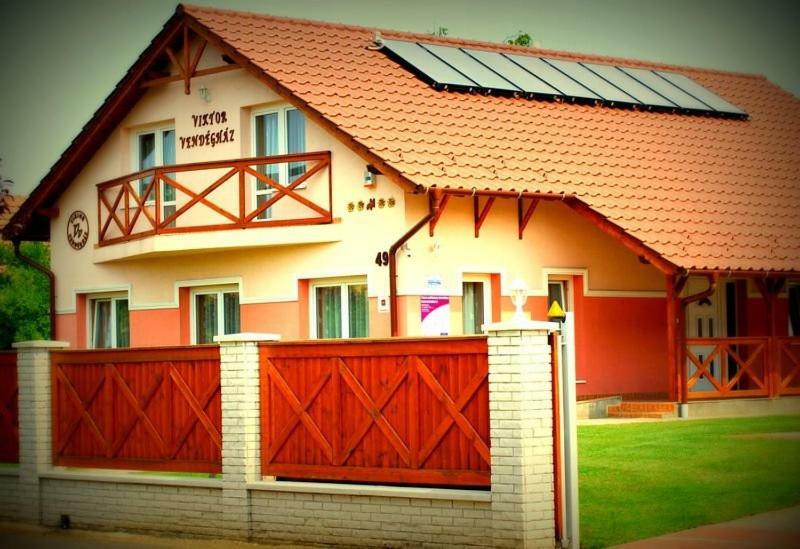 Viktor Vendeghaz Es Apartmanhaz Baktaloranthaza Экстерьер фото