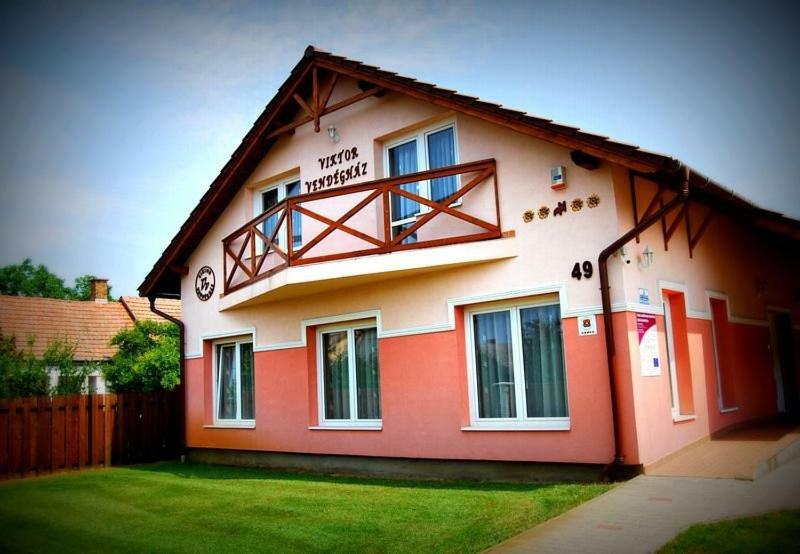 Viktor Vendeghaz Es Apartmanhaz Baktaloranthaza Экстерьер фото